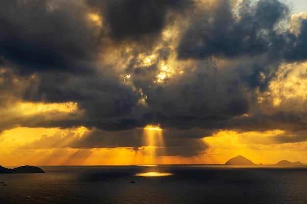 Lever du soleil paysage sur le cap Hon Chong, Nha Trang, Vietnam. Concept de voyage et de nature. Ciel du matin, nuages, soleil et eau de mer à l'aube