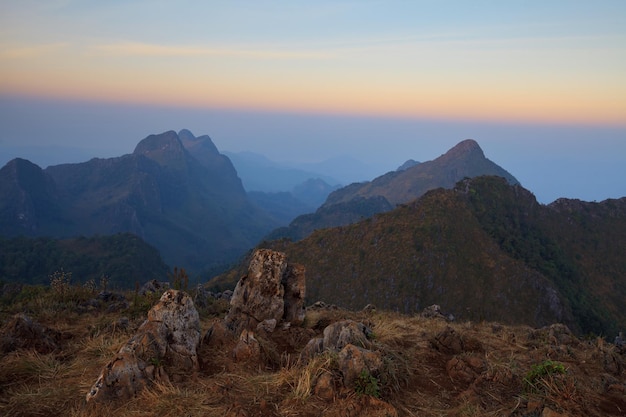 Lever du soleil paysage à Doi Luang Chiang Dao Haute montagne dans la province de Chiang Mai en Thaïlande