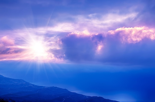 Lever du soleil sur le paysage naturel d'automne de voyage de mer avec le ciel et les nuages dramatiques