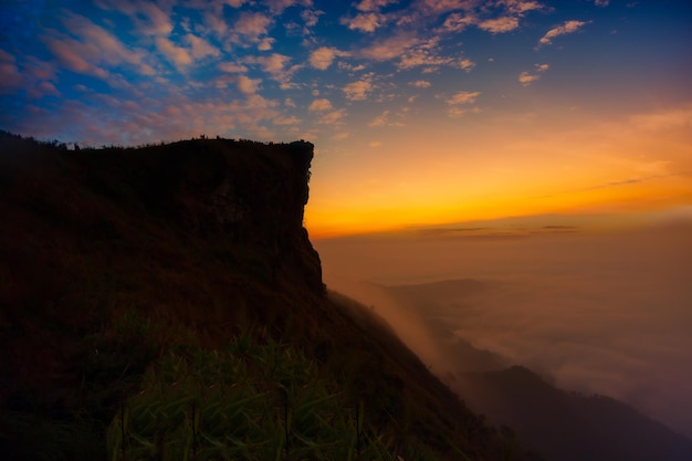 Lever du soleil à Phu Chee Fah Chiang RaiPhu Chee Fah Mountain dans le nord de la Thaïlande