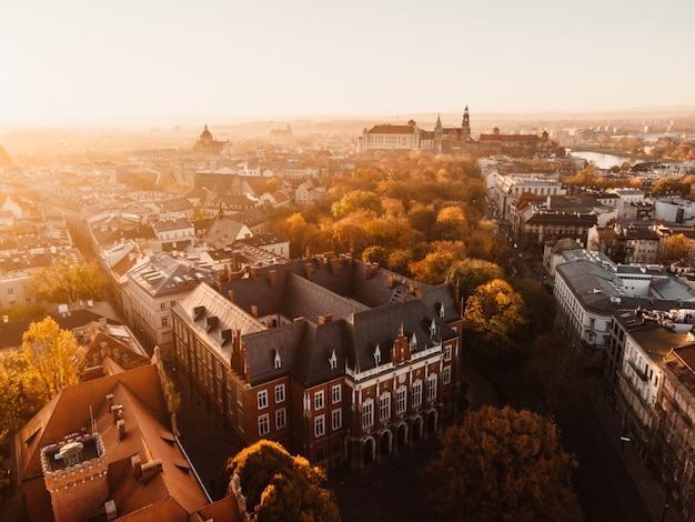 Lever du soleil sur la place principale de Cracovie et les rues de Cracovie Petite Pologne province St Mary's Basilica Rynek Glowny château de Wawel