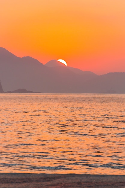 Lever du soleil sur la plage de Copacabana à Rio de Janeiro au Brésil.