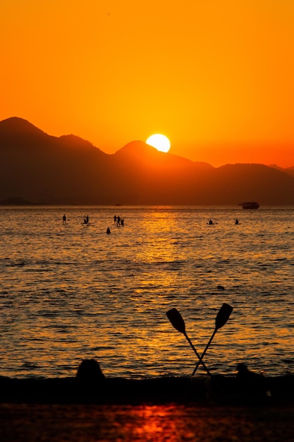 Photo le lever du soleil sur la plage de copacabana à rio de janeiro au brésil