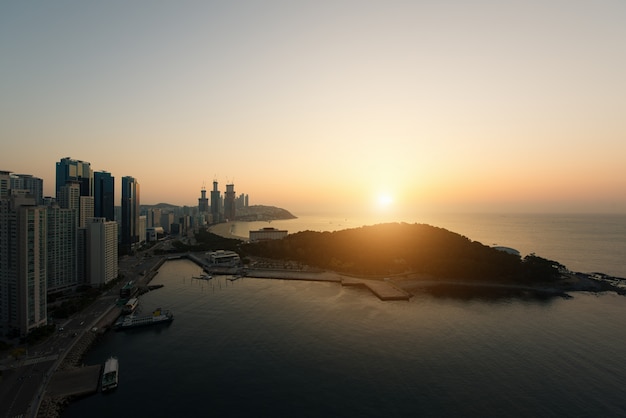 Lever Du Soleil Sur La Plage De Haeundae à Busan. La Plage De Haeundae Est La Plage La Plus Populaire De Busan En Corée Du Sud.