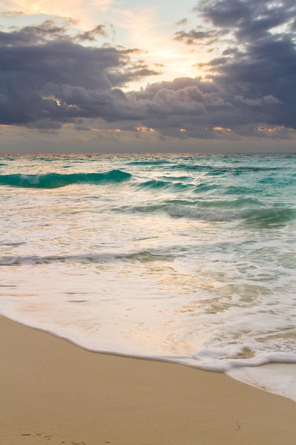 Lever du soleil sur la plage sur la mer des Caraïbes.