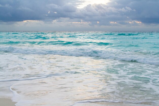 Lever du soleil sur la plage sur la mer des Caraïbes.