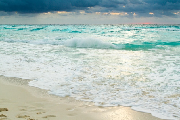 Lever du soleil sur la plage sur la mer des Caraïbes.