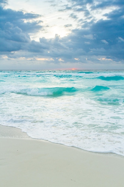 Lever du soleil sur la plage sur la mer des Caraïbes.