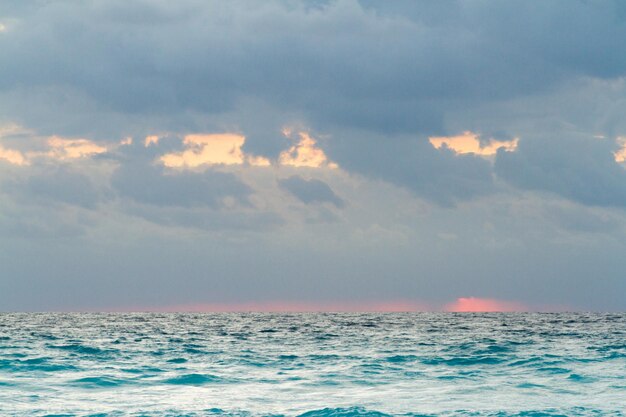 Lever du soleil sur la plage sur la mer des Caraïbes.