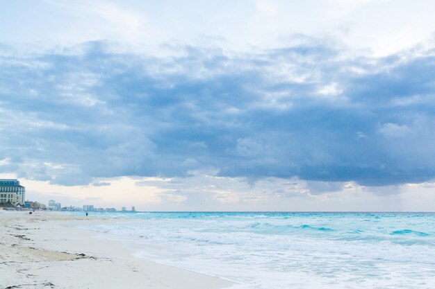 Lever du soleil sur la plage sur la mer des Caraïbes.