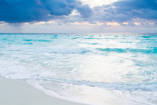 Lever du soleil sur la plage sur la mer des Caraïbes.