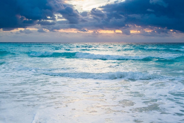 Lever du soleil sur la plage sur la mer des Caraïbes.