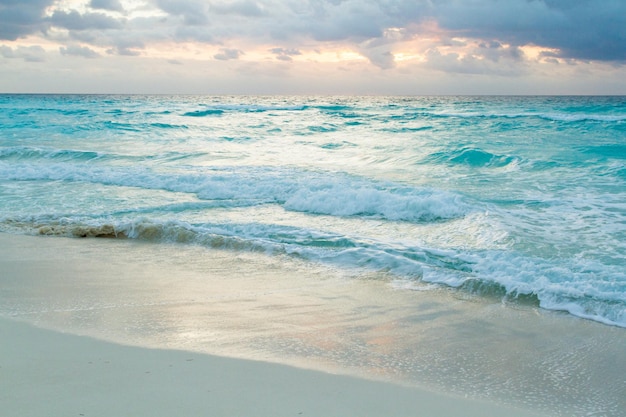 Lever du soleil sur la plage sur la mer des Caraïbes.