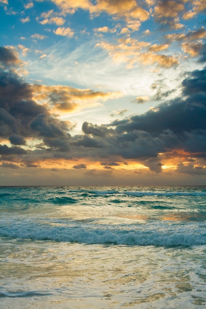 Lever Du Soleil Sur La Plage Sur La Mer Des Caraïbes.