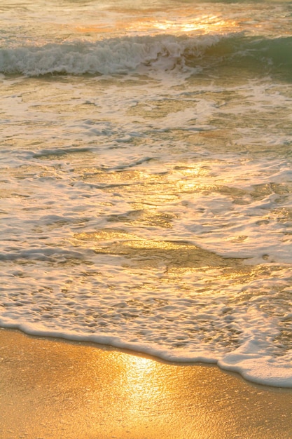 Lever du soleil sur la plage sur la mer des Caraïbes.