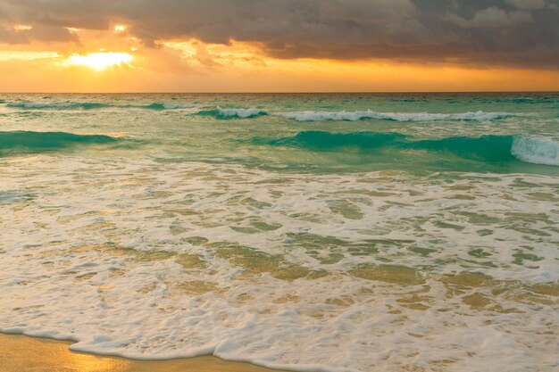 Lever du soleil sur la plage sur la mer des Caraïbes.