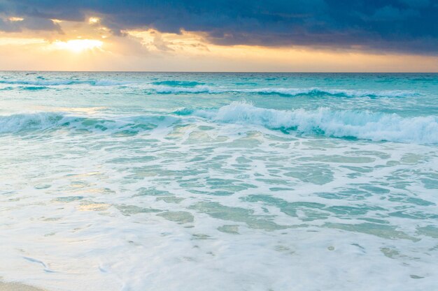 Lever du soleil sur la plage sur la mer des Caraïbes.