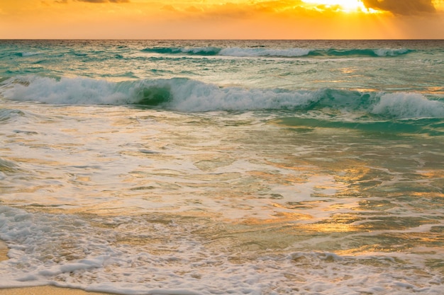 Lever du soleil sur la plage sur la mer des Caraïbes.