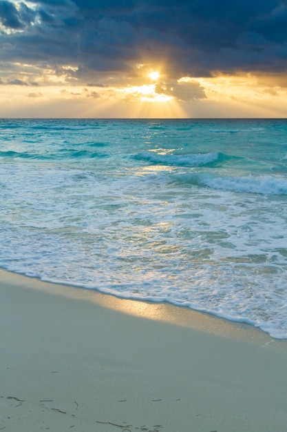 Lever du soleil sur la plage sur la mer des Caraïbes.