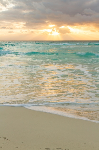 Lever du soleil sur la plage sur la mer des Caraïbes.