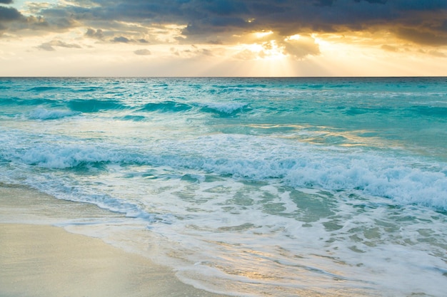 Lever du soleil sur la plage sur la mer des Caraïbes.