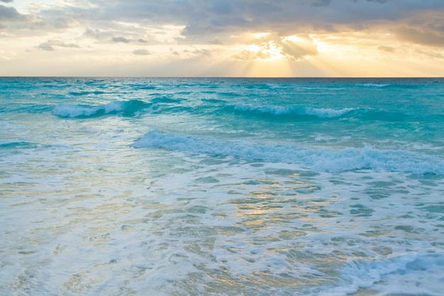 Lever du soleil sur la plage sur la mer des Caraïbes.