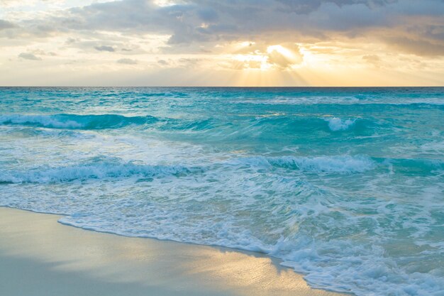 Lever du soleil sur la plage sur la mer des Caraïbes.