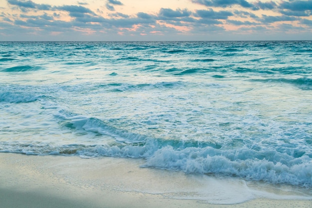 Lever du soleil sur la plage sur la mer des Caraïbes.