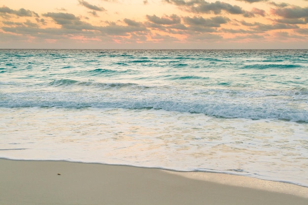 Lever du soleil sur la plage sur la mer des Caraïbes.