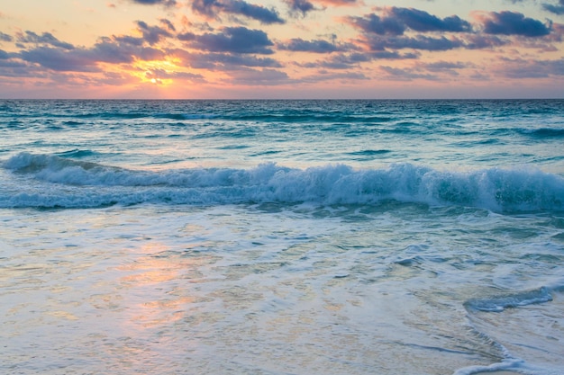 Lever du soleil sur la plage sur la mer des Caraïbes.