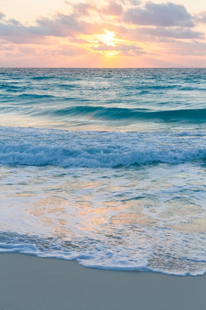 Lever du soleil sur la plage sur la mer des Caraïbes.