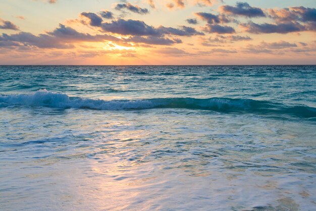 Lever du soleil sur la plage sur la mer des Caraïbes.