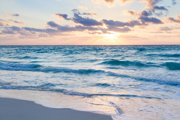 Lever du soleil sur la plage sur la mer des Caraïbes.