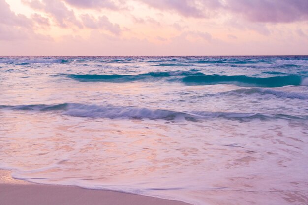 Lever du soleil sur la plage sur la mer des Caraïbes.