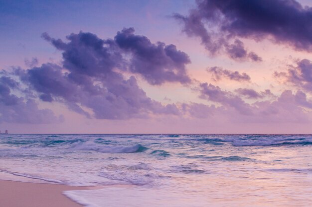 Lever du soleil sur la plage sur la mer des Caraïbes.