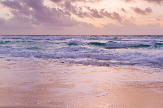 Lever du soleil sur la plage sur la mer des Caraïbes.