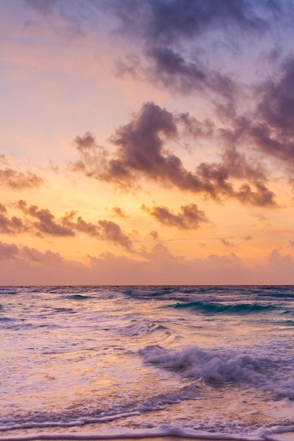 Lever du soleil sur la plage sur la mer des Caraïbes.