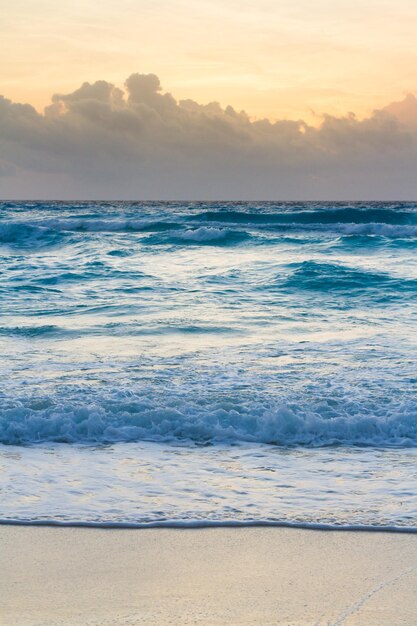 Lever du soleil sur la plage sur la mer des Caraïbes.