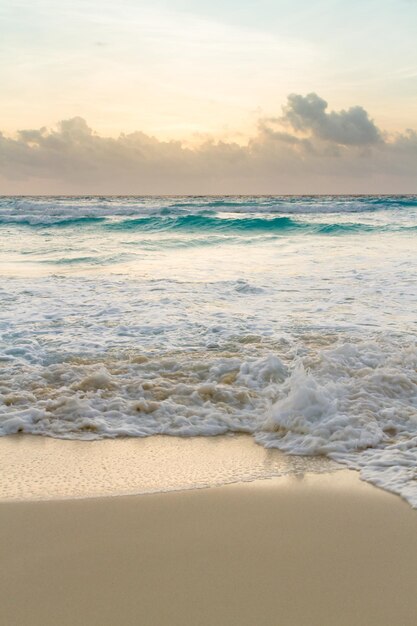 Lever du soleil sur la plage sur la mer des Caraïbes.