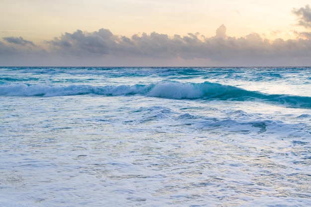 Lever du soleil sur la plage sur la mer des Caraïbes.