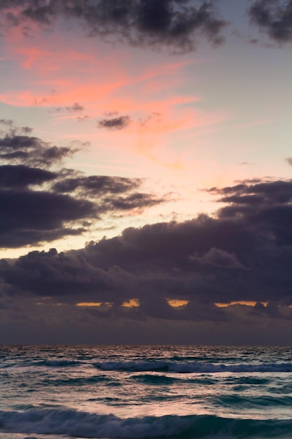 Lever du soleil sur la plage sur la mer des Caraïbes.