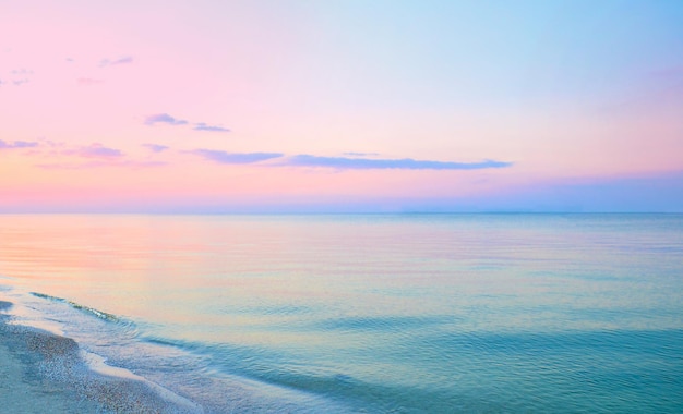 Lever du soleil sur la plage de la mer colorée