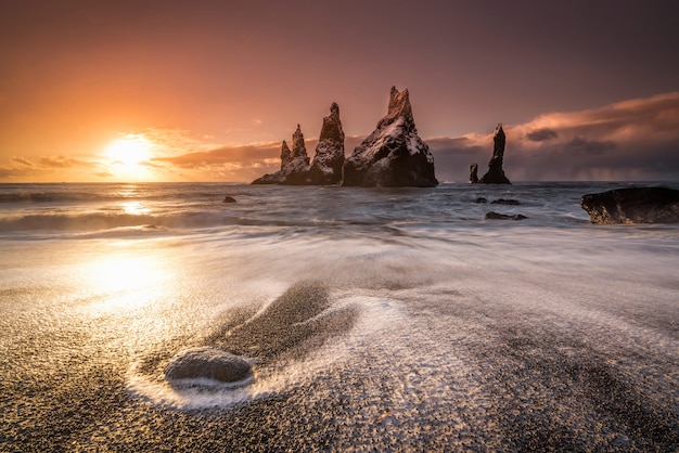 Lever du soleil sur la plage de Vik en Islande