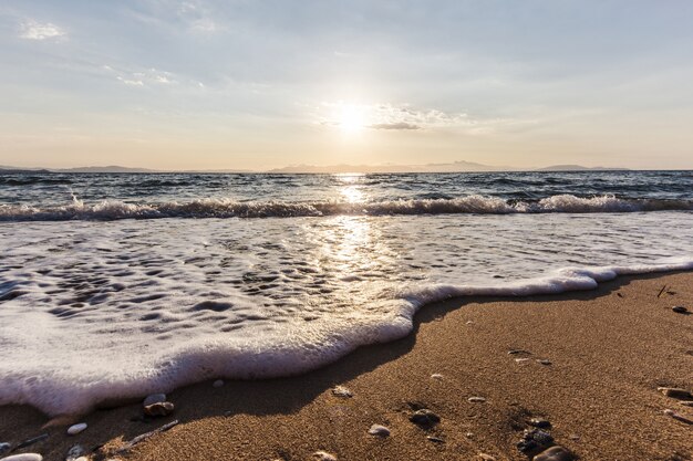 Lever du soleil sur la plage, la ville de Rafina, Grèce