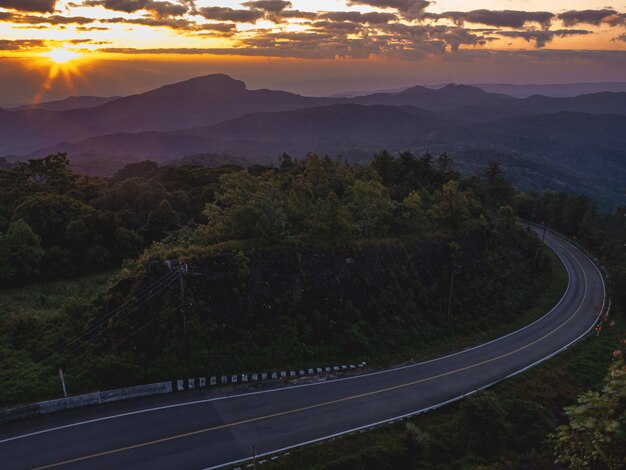 Lever du soleil en point de vue du parc national de Doi Inthanon, dans la province de Chiang Mai, au nord de la Thaïlande.