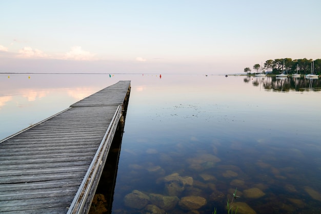 Lever du soleil sur un ponton en bois au coucher du soleil Lac de Lacanau en Gironde France