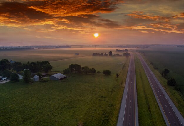 Lever du soleil sur la prairie le matin brouillard lever du soleil paysage naturel brume sur le terrain