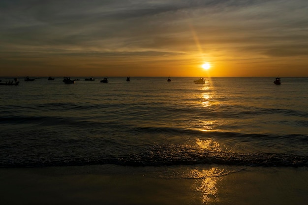 Lever du soleil et radeaux en mer