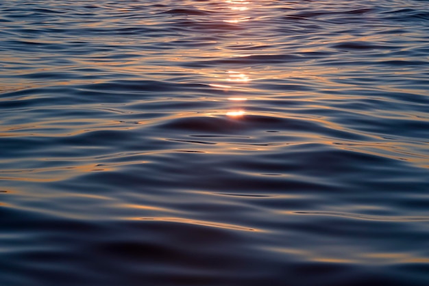 Lever du soleil reflété sur les vagues de la mer, Benidorm, Costa Blanca, province d'Alicante, Espagne