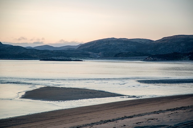 Photo lever du soleil sur les rives de la mer de barents